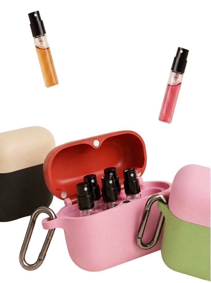 Quattro ScentPod in colori assortiti, quello rosa in primo piano aperto con i sette campioncini